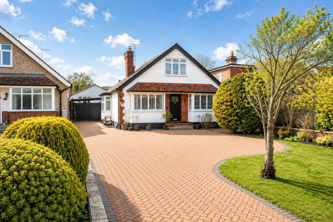 3 bed property, in Great North Road, £750,000