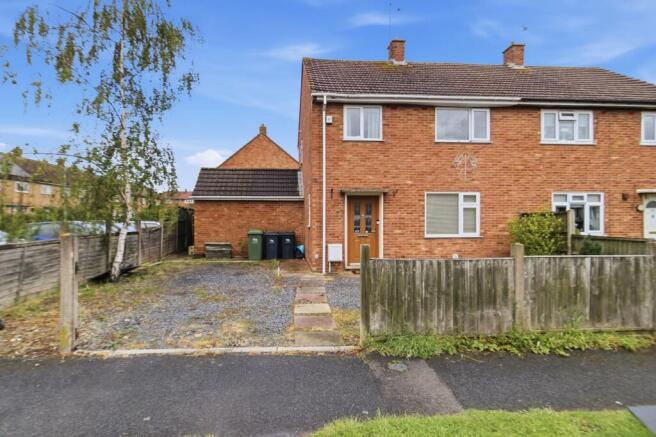 3 bed property, in Moat Way, £260,000