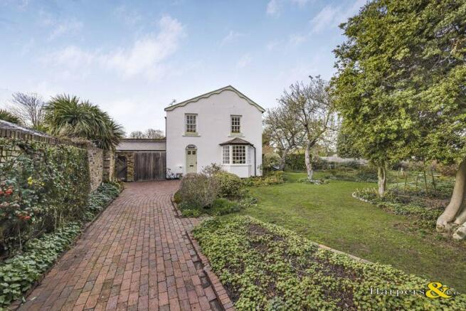 3 bed property, in Upton Road, £675,000