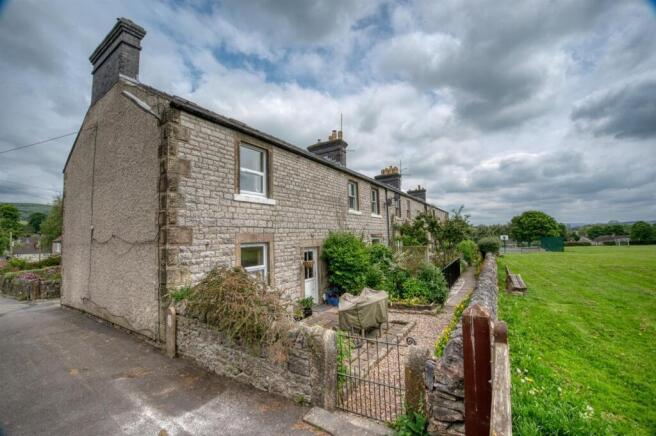 2 bed property, in 4 Sunny Bank, £225,000