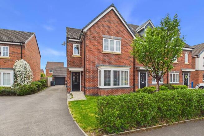4 bed property, in Rivenhall Close, £365,000