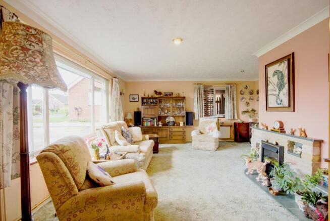 2 bed property, in Thorns Close, £350,000