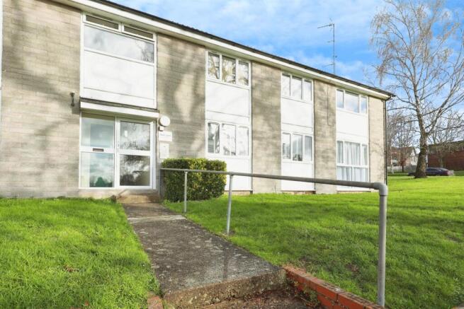 2 bed property, in Park Lane, £130,000