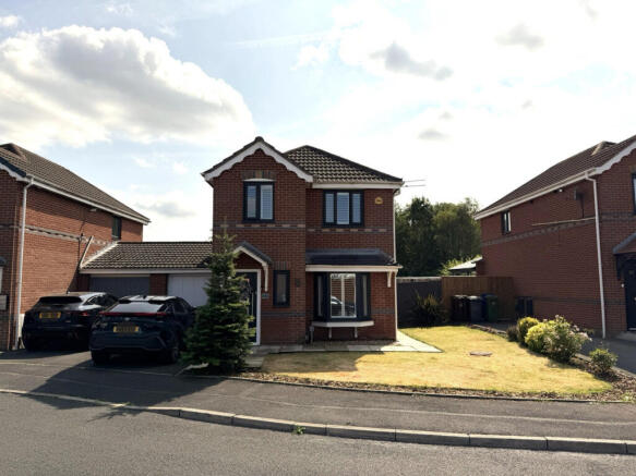 3 bed property, in Lees Park Avenue, £350,000