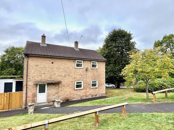3 bed property, in Turnpike Close, £265,000