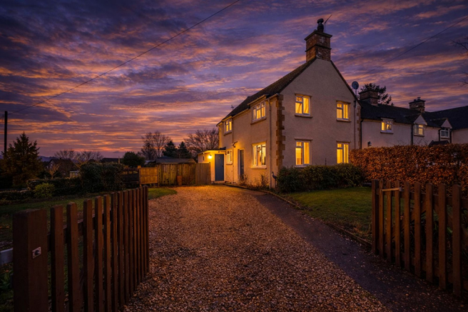 3 bed property, in Orchard Place, £350,000