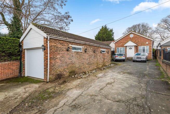 6 bed property, in Birchwood Road, £900,000