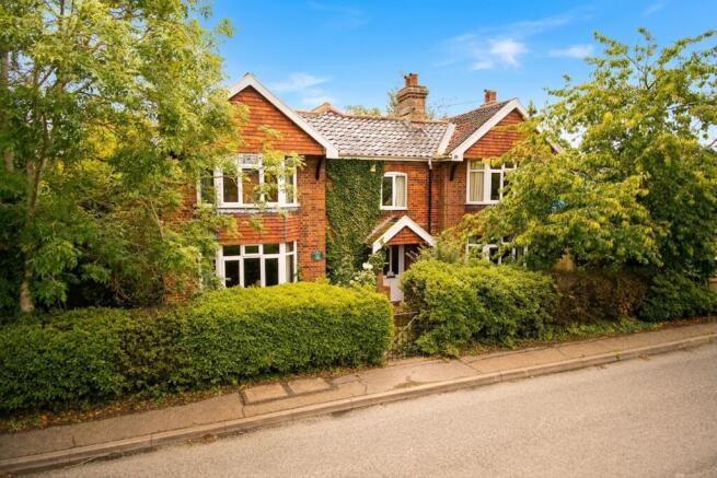 4 bed property, in High Road, £425,000