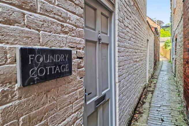 2 bed property, in Bridport Town Centre, £285,000