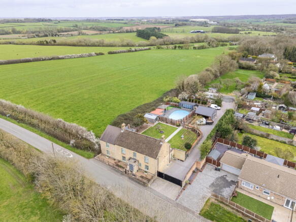4 bed property, in Kettering NN14, £1,000,000