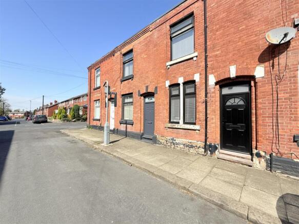2 bed property, in Hope Street, £180,000