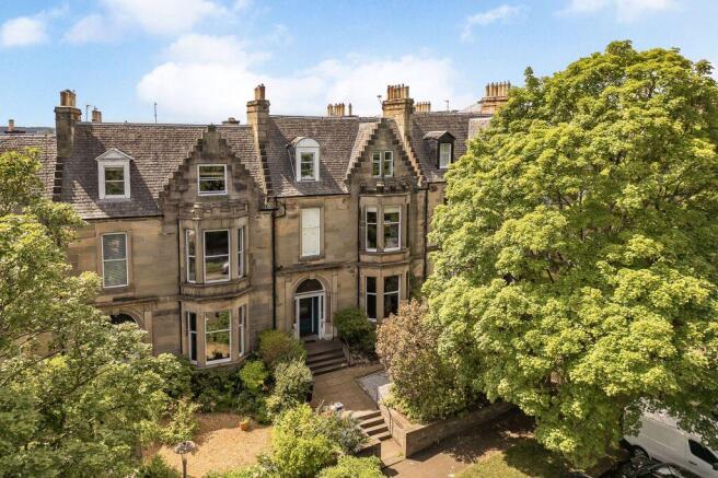 2 bed property, in 10/1 (Gf), £525,000