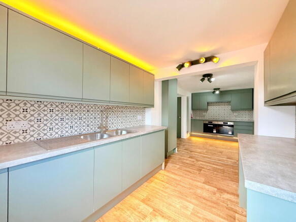 6 bed property, in Longdowns, £375,000