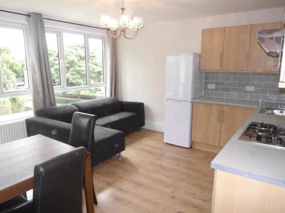 5 bed property, in Silchester Road, £550,000