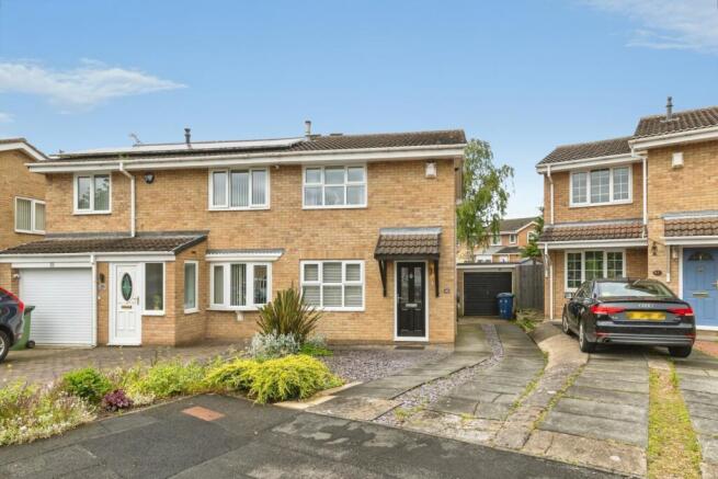 2 bed property, in Monkside Close, £160,000