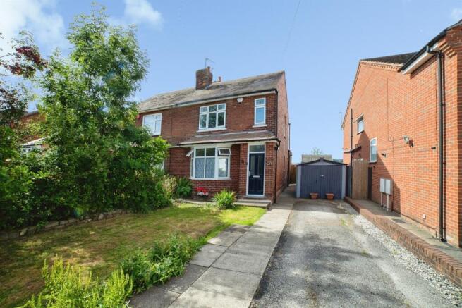 2 bed property, in Chewton Street, £190,000