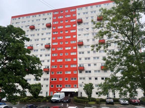 2 bed property, in Flat 14 Camberley, £9,000