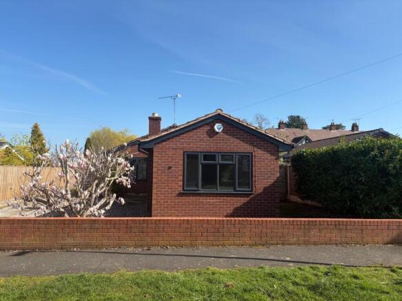 3 bed property, in Greenfield Road, £400,000