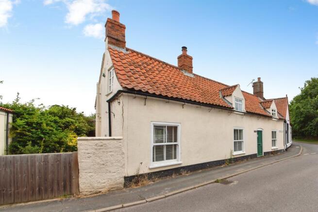 2 bed property, in Pinfold Lane, £200,000