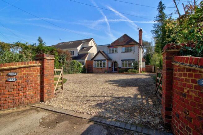 4 bed property, in Finchampstead Road, £975,000