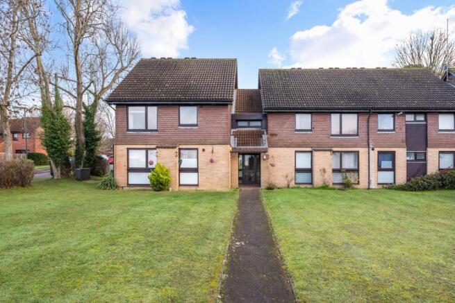 2 bed property, in Hillside Close, £300,000