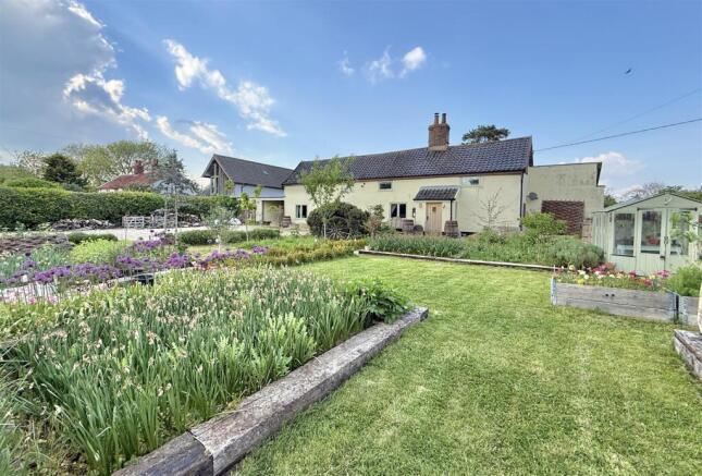 3 bed property, in Flaxlands, £425,000