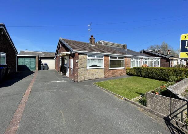 2 bed property, in Lyndhurst Drive, £159,950