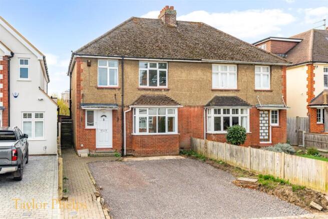 3 bed property, in New Road, £675,000