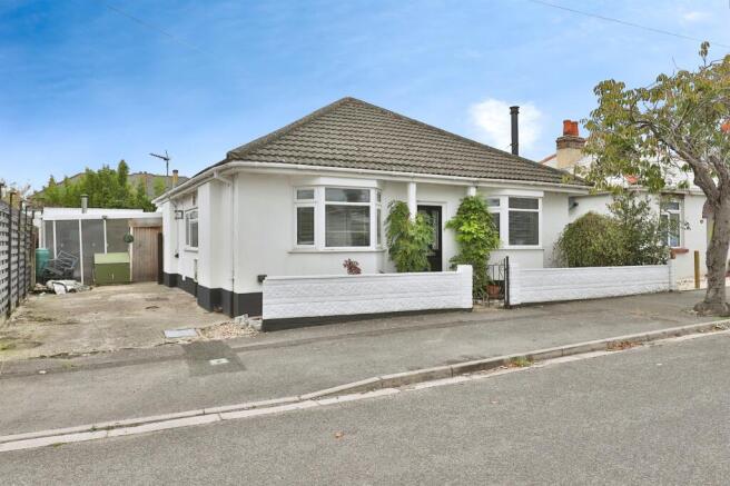 3 bed property, in Stroud Park Avenue, £425,000