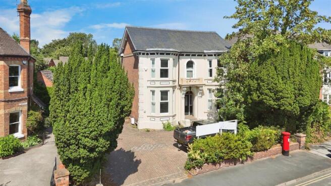 5 bed property, in Emscote Road, £675,000