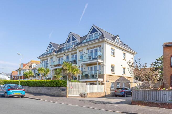 1 bed property, in Waters Edge, £220,000