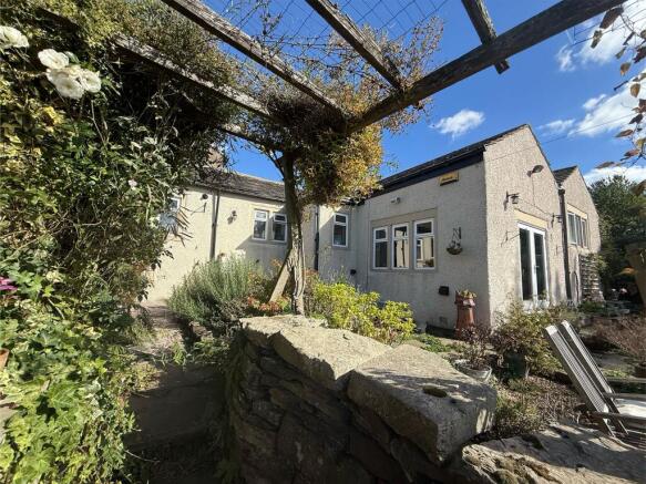 2 bed property, in High Green, £290,000