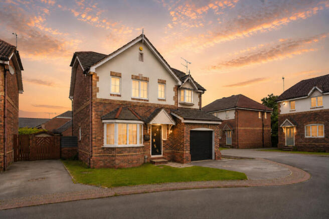 4 bed property, in Huxterwell Drive, £350,000