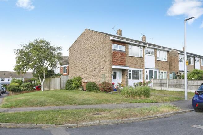 3 bed property, in Austin Close, £350,000