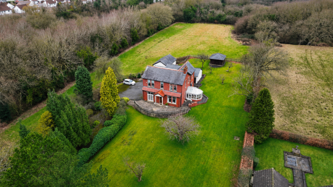 4 bed property, in Drumacre Lane West, £1,300,000