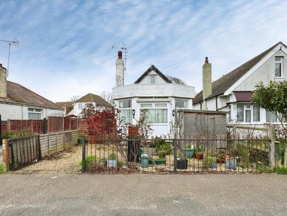 2 bed property, in Golf Green Road, £100,000