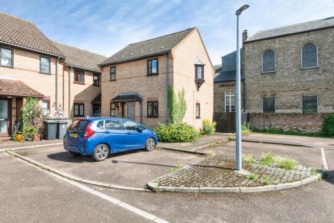 1 bed property, in Trinity Close, £130,000