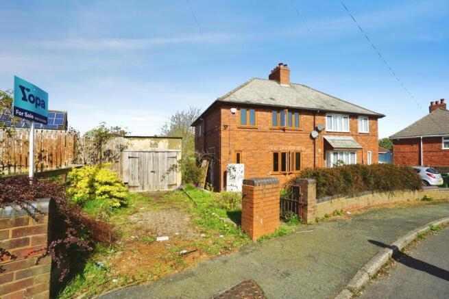 3 bed property, in Smout Crescent, £160,000
