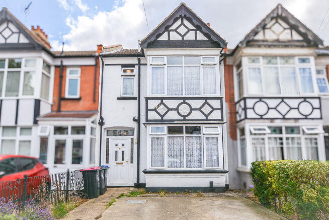 3 bed property, in Lovelace Gardens, £385,000