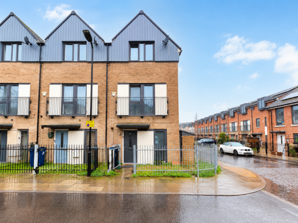 4 bed property, in Quaker Lane, £615,000