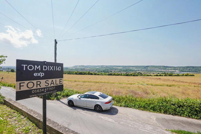 2 bed property, in Pilgrims Way, £280,000