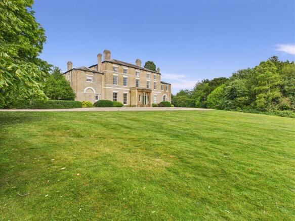 2 bed property, in Riplingham Road, £385,000