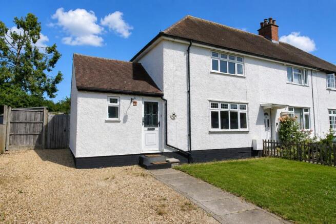 2 bed property, in Glebe Road, £325,000