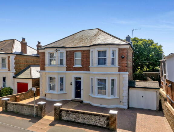 5 bed property, in Winchester Road, £895,000
