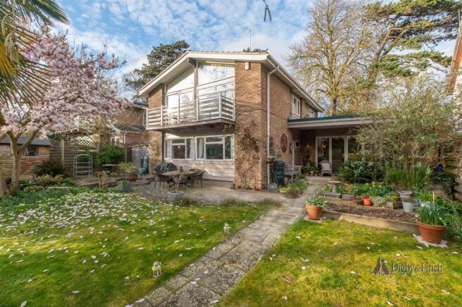 5 bed property, in Fox Dale, £725,000