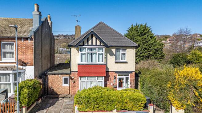 4 bed property, in Beaconsfield Road, £350,000