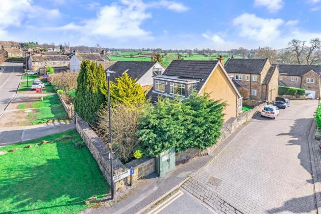 2 bed property, in Town Street, £365,000