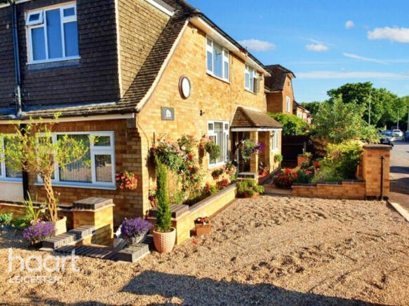 4 bed property, in Garland Crescent, £525,000