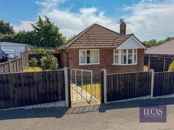 2 bed property, in Dene Close, £275,000