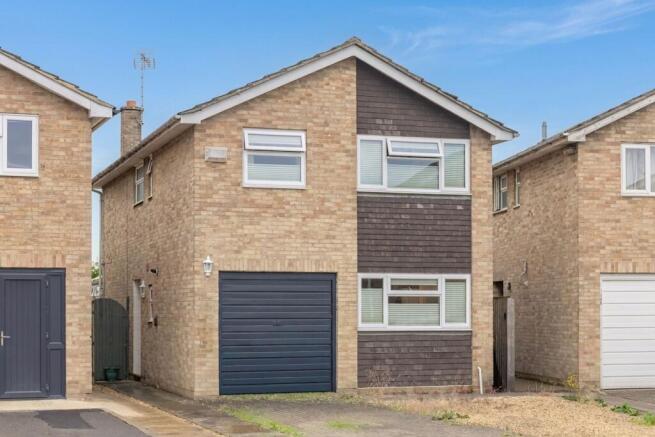 4 bed property, in Begbroke Crescent, £485,000